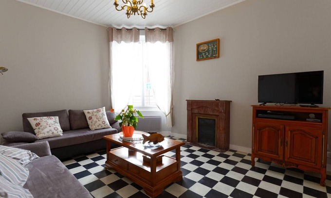 Beauvoir-sur-Mer House | In the heart of the city, pretty house for 6 with garden