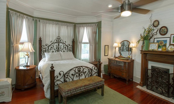 Historic Downtown Apalachicola House | In The Heart Of Apalachicola~Walk Everywhere~Green Envy Suite~Majestic Jewel Inn