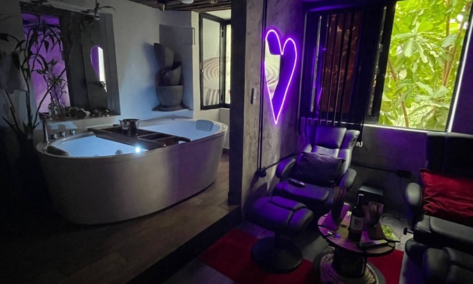 Armenia Apartment | In the heart of downtown Armenia, you will find El Corazon Rojo with Jacuzzi.