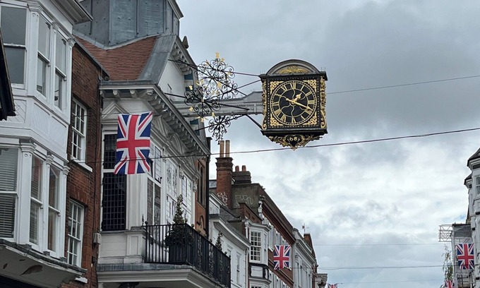 Guildford Apartment | In the heart of Guildford and the Surrey Downs, 35 minutes by train from London
