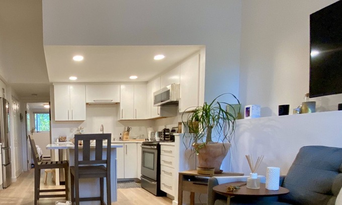 Jamaica Hills - Pond Apartment | In the heart of Jamaica Plain pondside, near restaurants and Longwood Hospitals