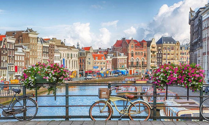 Grachtengordel-Zuid Apartment | In the Heart of Old Amsterdam with Canal view