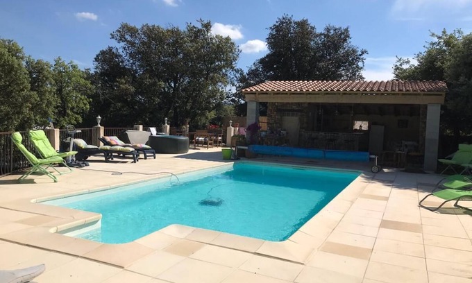 Viens Villa | In the heart of the Luberon, spacious villa with private pool and jacuzzi