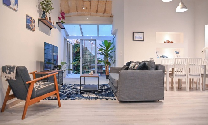 7th Arrondissement Apartment | In the heart of the Vieux-Port :2 bedrooms private courtyard