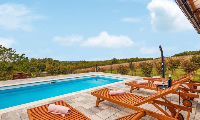 Kapela House | In the north of Croatia welcomes you this family friendly house with swimming pool.
