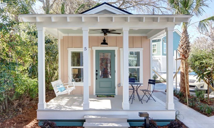 Thunderbolt Cottage | In The Pink - Sassy Cottage 5 min to SAV - 15 min to Beach by Lucky Savannah