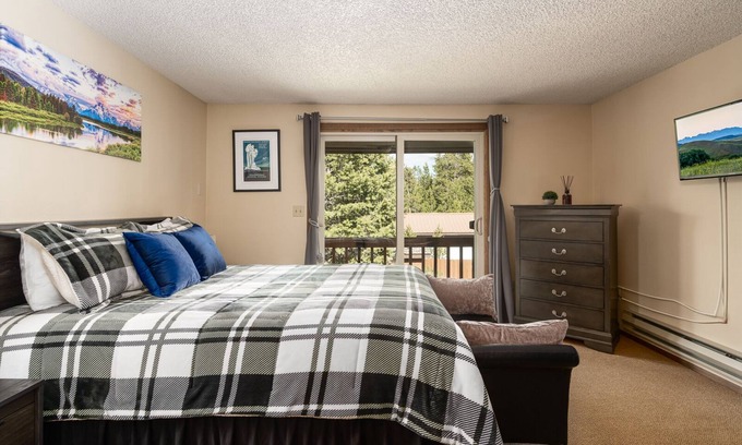 West Yellowstone House | In Town 1 Mile to Yellowstone- Huckleberry House