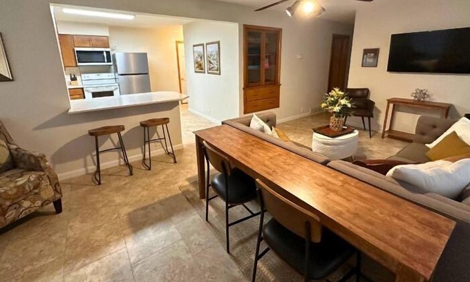 Elbow Lake House | In Town - Close to Hospital, Maplewood Manor, 2 Churches, Splash Pad, & Parks.