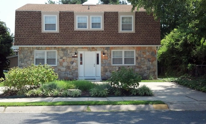 Country Club Estates House | In-town, Close to Everything, Perfect for Families - 5 Br each w/its own