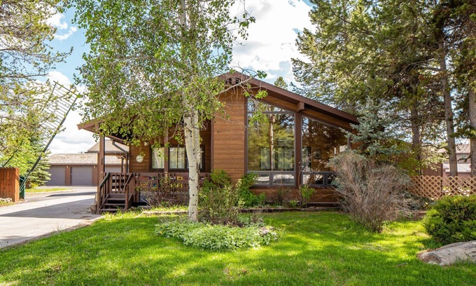 West Yellowstone Cabin | In Town! Gate Entrance- Legacy West