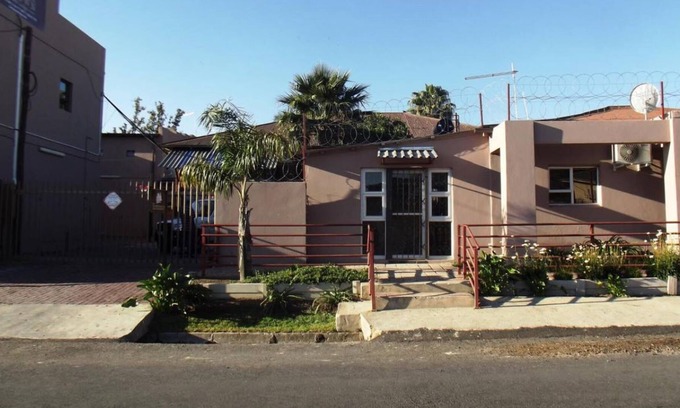 Parys Apartment | In-Town Guest Lodge Parys