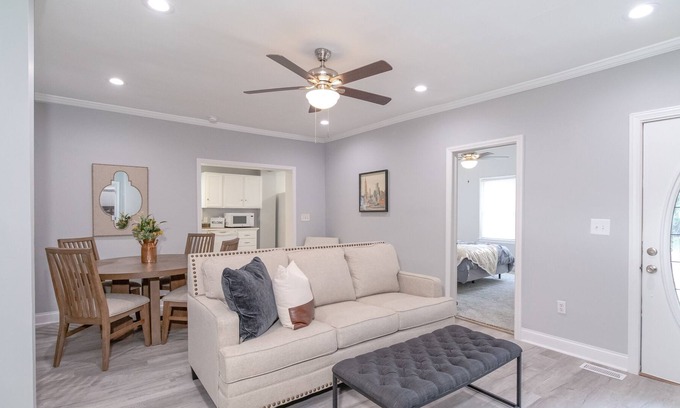 Forest Acres House | In-town retreat close to USC, Prisma Health and 2 min to MUSC