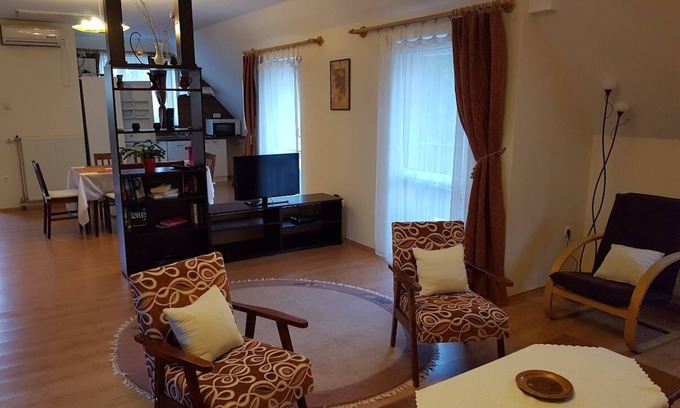 Heviz Condo | In Ungarn, Bad Hévíz, Fam. Ferienwohnung mit Garten, Außenpool, Sauna, Whirlpool