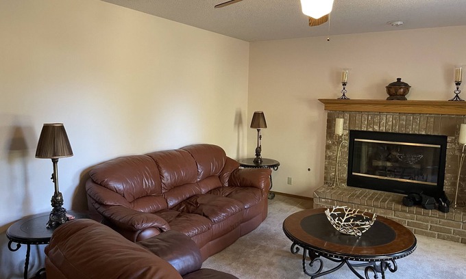 Greenwich House | in unique location , walking distance from Walmart, Starbucks and restaurants