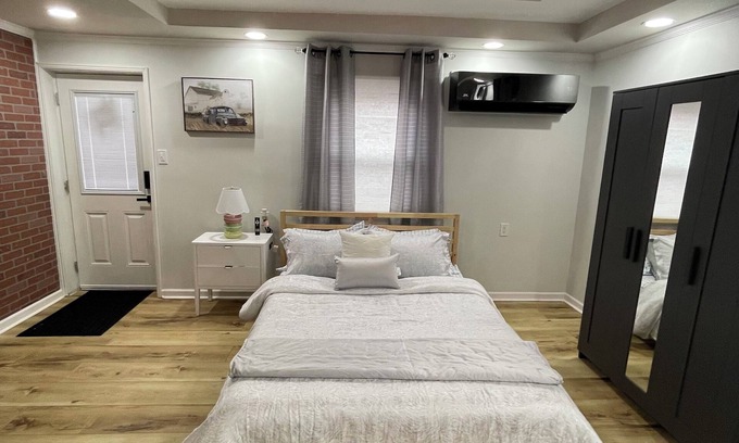 Norfolk - Virginia Beach Apartment | In Virginia Beach near restaurants, the city of Virginia and the beaches.