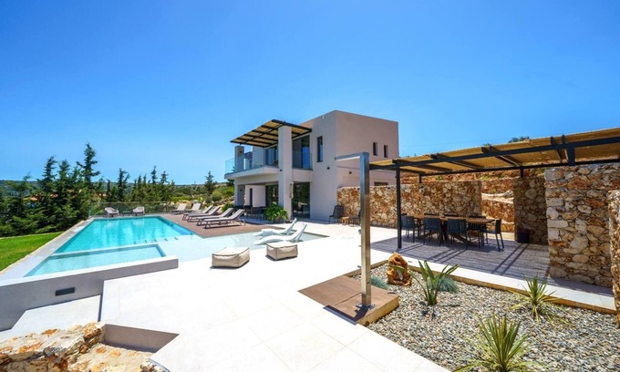Vamos Villa | In Vivo Luxury Villa-90m2 Heated- Infinity pool,Stunning views,kids playground.