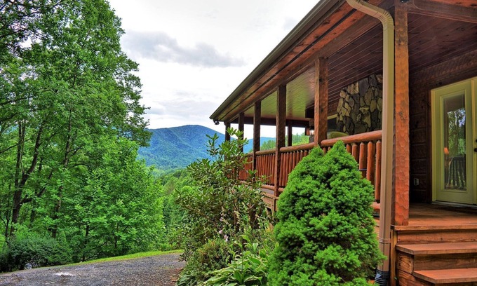 Warrensville Cabin | Incommunicado-Open for Bookings! Hot Tub, Pool Table, Wi-Fi, Fire Pit