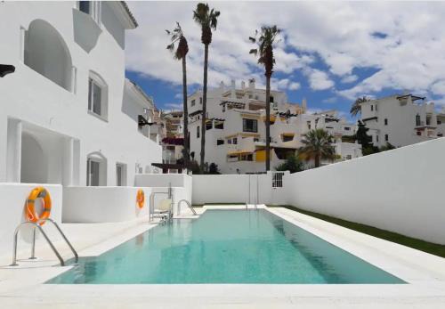 Nueva Andalucia Apartment | Increíble bajo con jardín y piscina - Puerto Banús