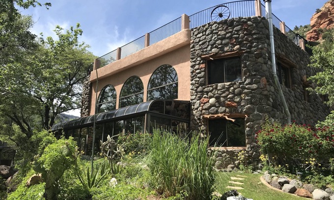 Sedona House | Incredible crazy cool canyon crib Spectacular views from grass rooftop hot tub!