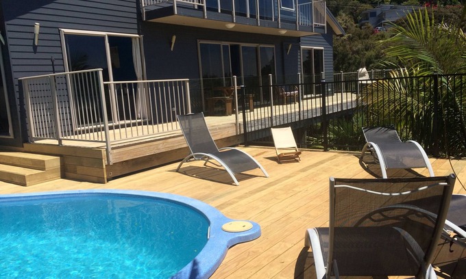 Whangaroa Villa | Incredible harbour views, secluded four bedroom character villa, private drive