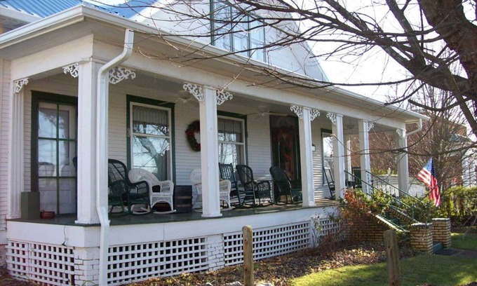Ducktown Bed & Breakfast | Incredible Historic 6Br 7 Ba Home in Downtown.