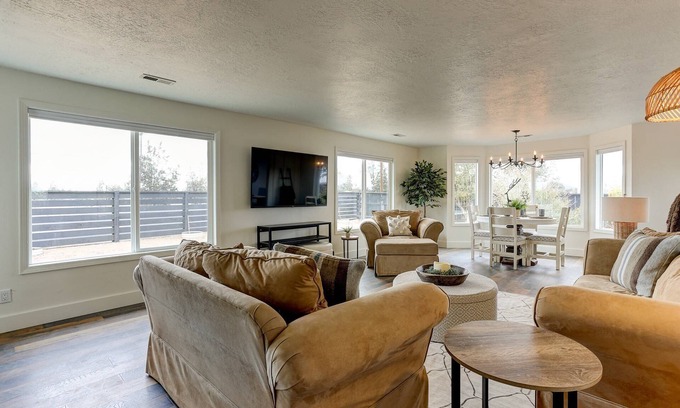 Redmond House | Incredible Historic Reindeer Ranch, Hot Tub, Dog Friendly, Chef's Kitchen, Huge Deck w/BBQ, & More