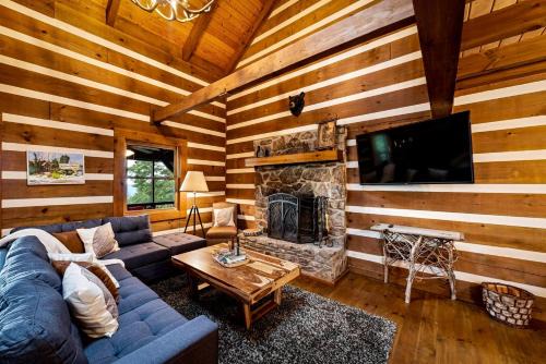 Mentone House | Incredible Log Cabin with Fireplace, Fire Pit and Hot-tub in Mentone, Alabama