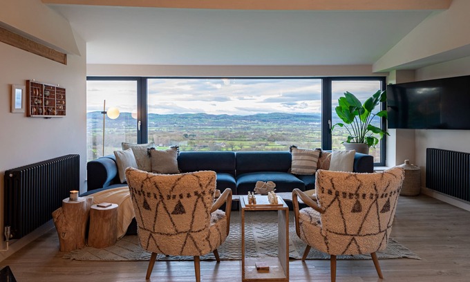 Cwm Dyserth House | Incredible Snowdonia views from luxury retreat w/hot tub & games room