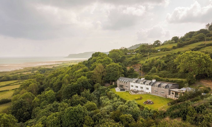 Pentraeth House | Incredible stay overlooking Red Wharf By sleeping up to 18 guests with hot tub & garden lounge area
