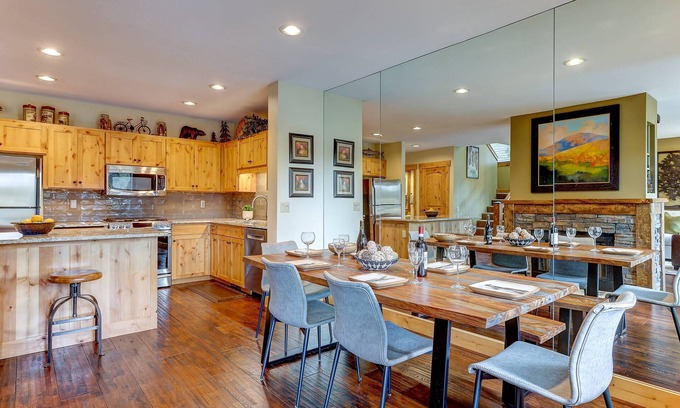Sunriver House | Incredible Sunriver Retreat, Pet Friendly, Next to Pool and Golf Course, Hot Tub, BBQ