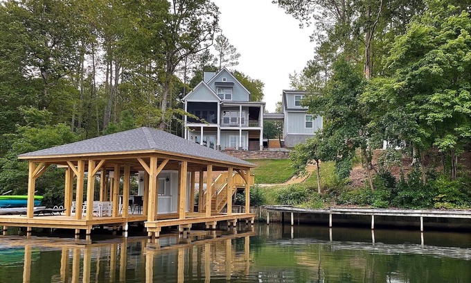Henrico House | 💥Incredible Sunset Views💥New Build💥Large Boathouse!💥Kayaks & More Included!