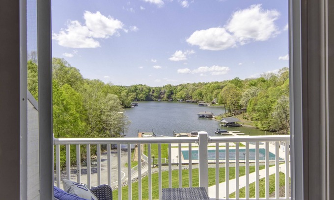 North Shore Condo | Incredible Sunsets & Boat Slip Included!