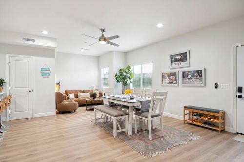 Midway City House | Incredible Value for 12 guests, New 3BR Home by Disneyland, Knott's, Beach