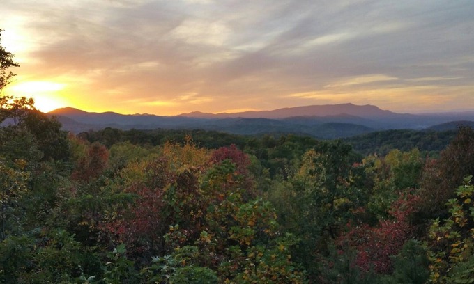 Gatlinburg - Pigeon Forge Cabin | Incredible View+Hot Tub+Pool Table+Multicade! 10 min to Gatlinburg/Pigeon Forge