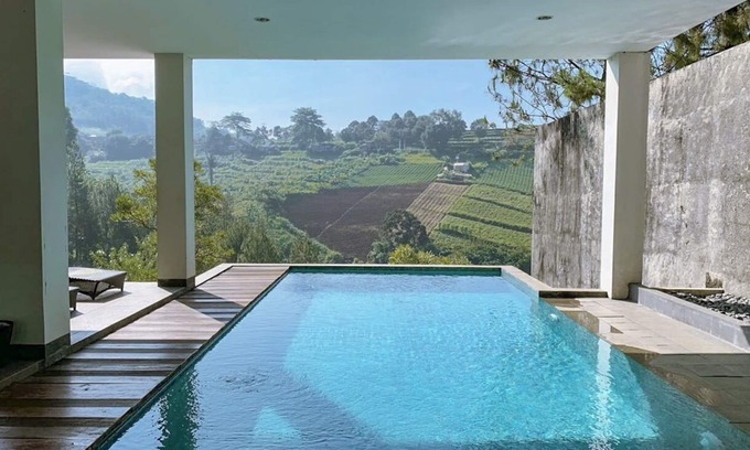 Bandung Villa | Indah 1 Golf Villa 4 bedroom with a private pool
