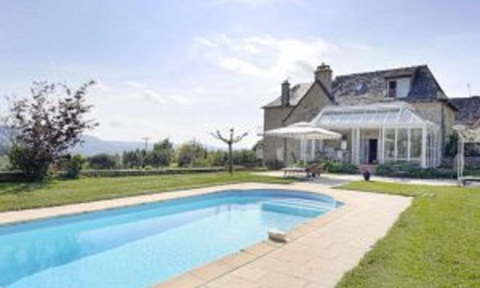 Castelnau-de-Mandailles Bed & Breakfast | Independent room with shared pool