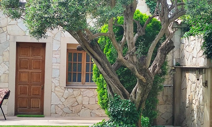 El Prat de Llobregat House | Independent lodging with exit to the garden. Close to airport, subway and train.