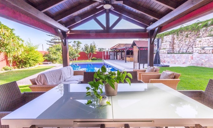 Torre de Benagalbon Ski Chalet | Independent villa with pool near the beach