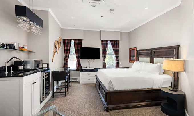 Downtown Hotel | Independence Square 302, Top Floor Stylish Hotel Room with Wet Bar, A/C, in Downtown Aspen