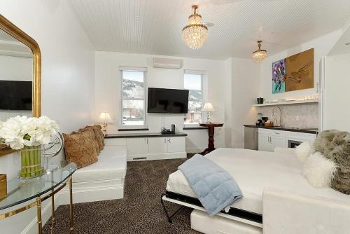 Downtown Hotel | Independence Square 310, Chic, Remodeled Studio w/Great Location in Aspen, A/C, & Kitchenette