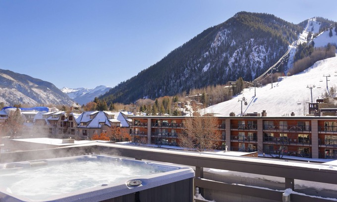 Downtown Hotel | Independence Square Lodge by Frias