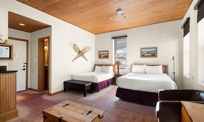 Downtown Hotel | Independence Square Unit 313, Downtown Hotel Room in Aspen with Rooftop Hot Tub