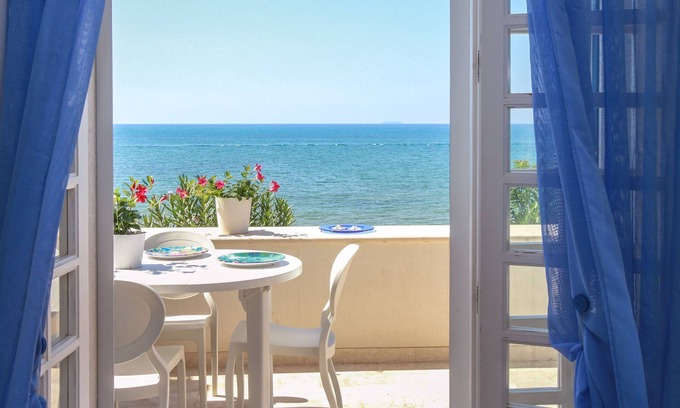 Donnalucata Apartment | Independent apartment by the sea, terrace, garden, seaview, WiFi, aircon, 5 pers