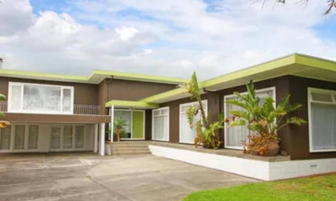 Papatoetoe House | Independent house with amazing view of golf course.nn