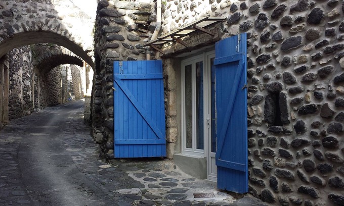 Alba-la-Romaine House | Independent room. Atypical house. Medieval hamlet at the foot of the volcanic neck