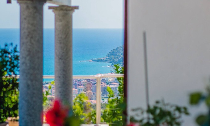 Laigueglia Villa | Independent solution in annex with terrace and sea view