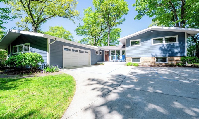 Lake Michigan Beach Cottage | Indigo Dunes - Professionally Decorated. Large beach for summer 2024