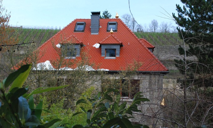 Wuerzburg Apartment | Individual living in the Tonhaus - bright DG apartment with a view of the vineyards