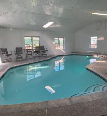 Southeast Houston House | Indoor Heated Pool, Hot Tub and Steam Room