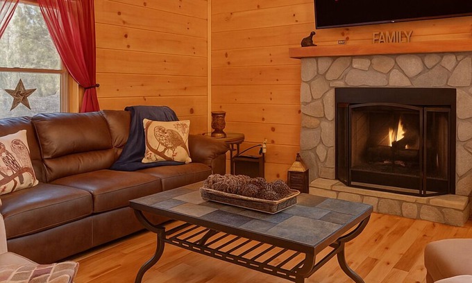 Eagle Mountain Cabin | Indoor Heated Pool - Hot Tub 6 Seater - Fire Pit - Wineries - Pickleball - Gym